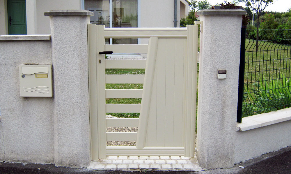 Porte blanc en PVC