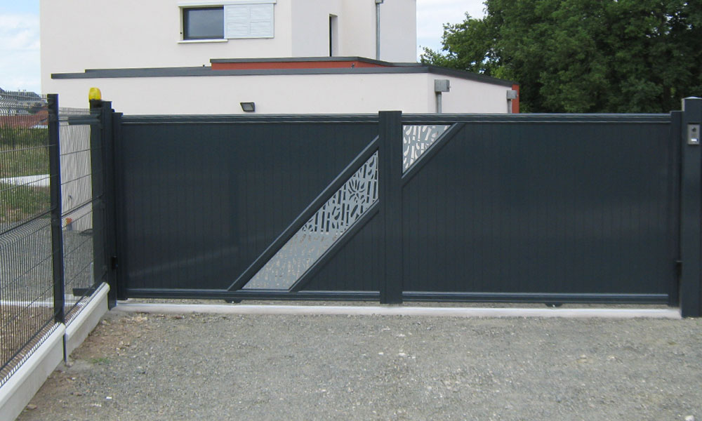 Portail noir avec une décoration gris en PVC